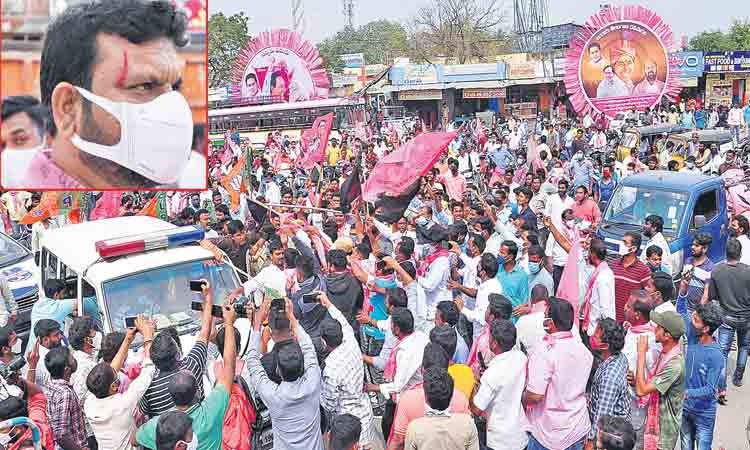 చెలరేగిన కాషాయ మూకలు