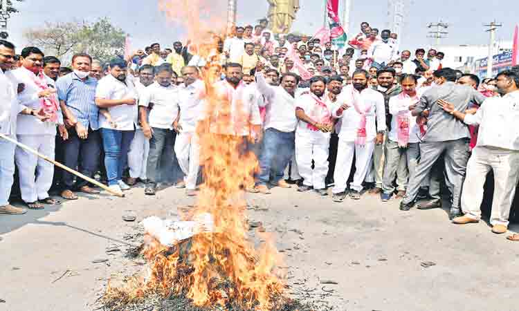 ప్రధాని వ్యాఖ్యలపై భగ్గుమన్న ప్రజలు
