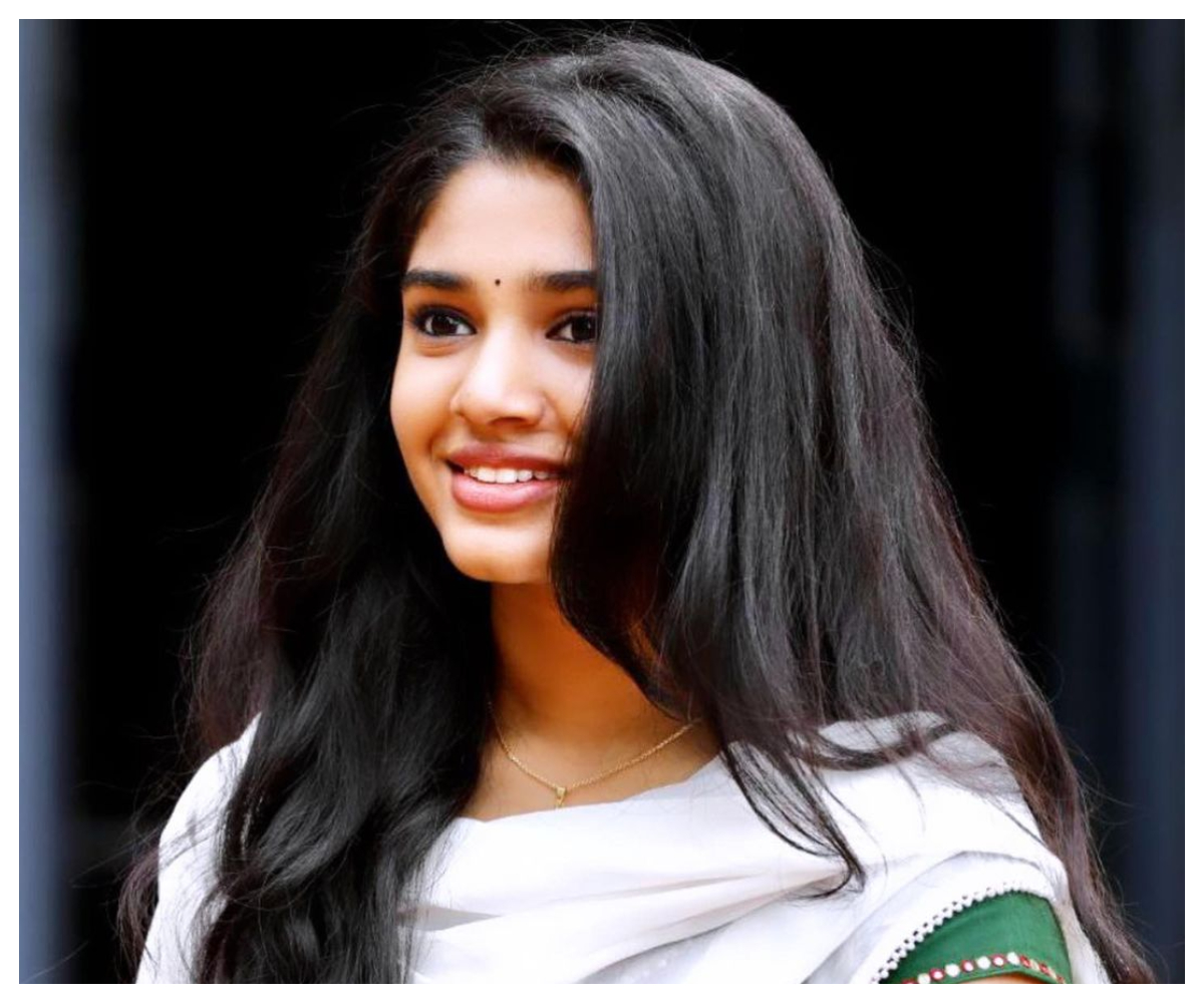 Krithi Shetty | చూపులతో గుచ్చేస్తున్న కృతి శెట్టి..