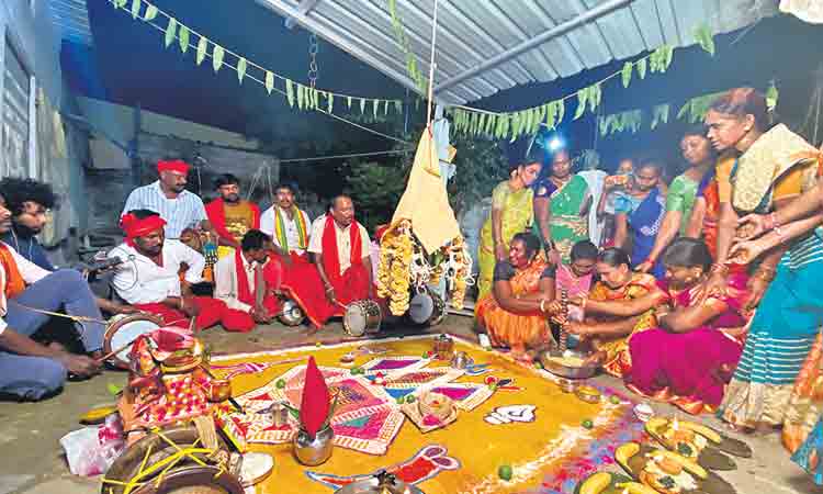 దుర్గమ్మ మేల్కొలుపు.. దుబ్బు కొలుపు!