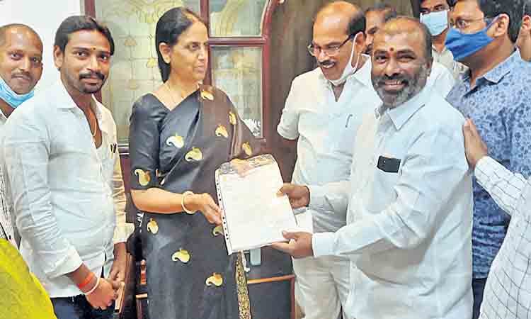 గ్రామాల అభివృద్ధికి నిధులు కేటాయిస్తాం