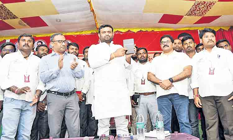 ఘనంగా ప్రజాబంధు ఆవిష్కరణ