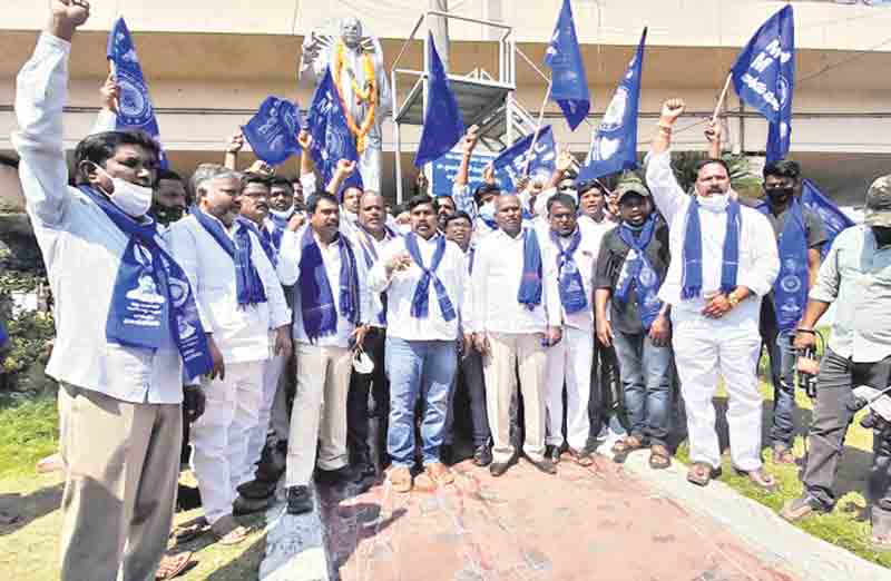 ఎంపీవా.. వీధి రౌడీవా..?