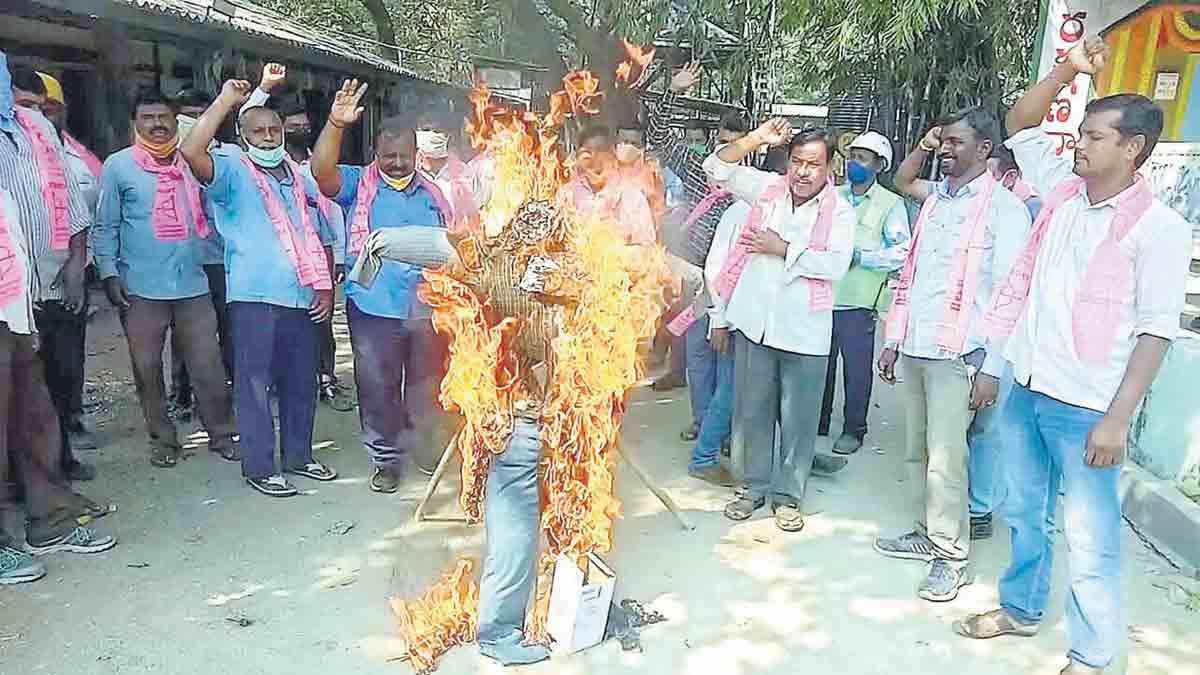 ట్యాక్స్‌ పేరిట మింగుతున్న కేంద్రం