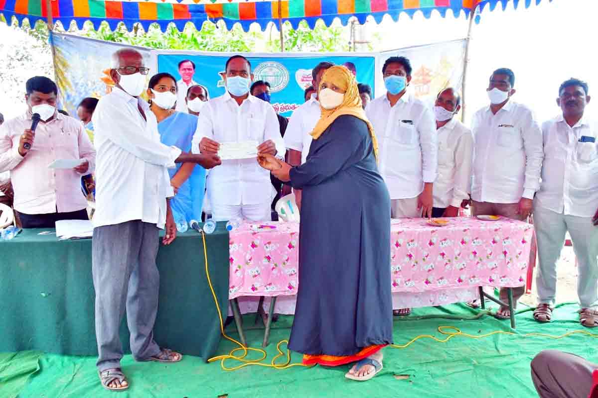 అట్టడుగు వర్గాల అభ్యున్నతికి టీఆర్‌ఎస్‌ కృషి