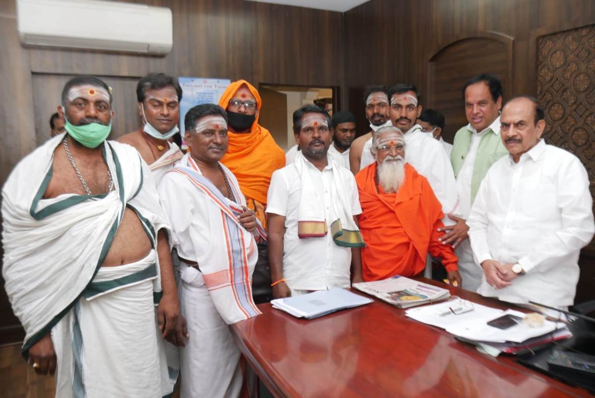 Home Minister | హోంమంత్రిని కలిసిన పూజారులు