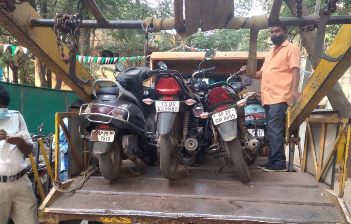 Traffic‌ police | అక్రమ వాహన పార్కింగ్‌లపై ట్రాఫిక్‌ పోలీసుల కొరడా.. పలు వాహనాల స్వాధీనం