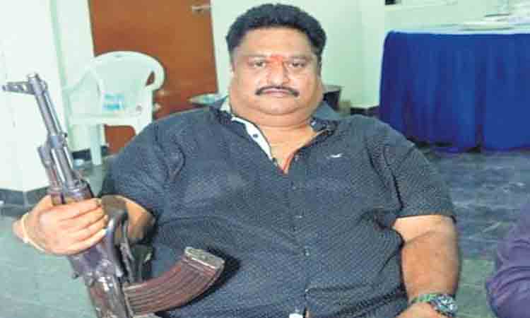 పోలీసు ఉన్నతాధికారినంటూ మోసాలు