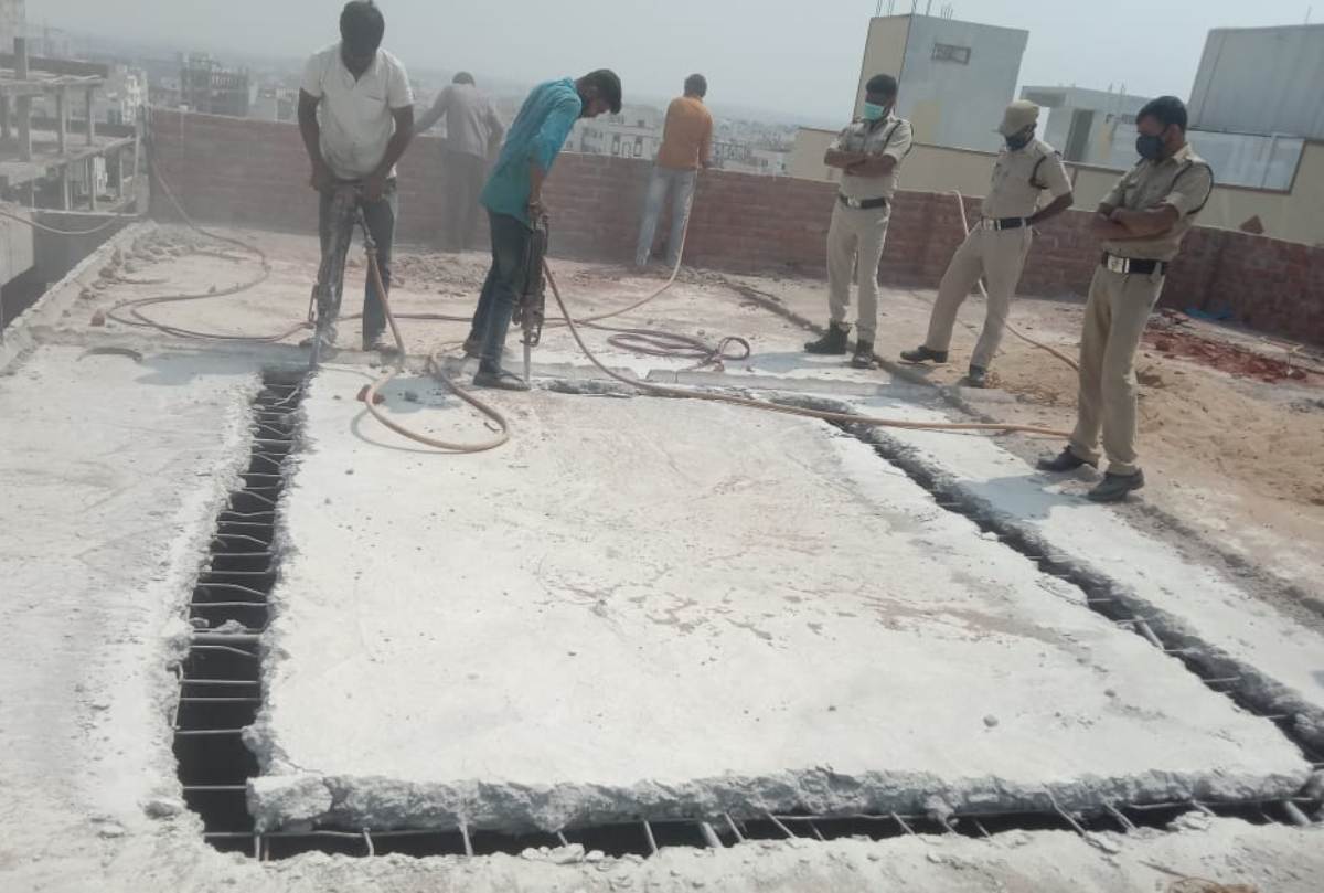 Attempt to attack  | అక్రమ నిర్మాణాలను కూల్చివేస్తున్న‌ అధికారుల పై దాడికి యత్నం