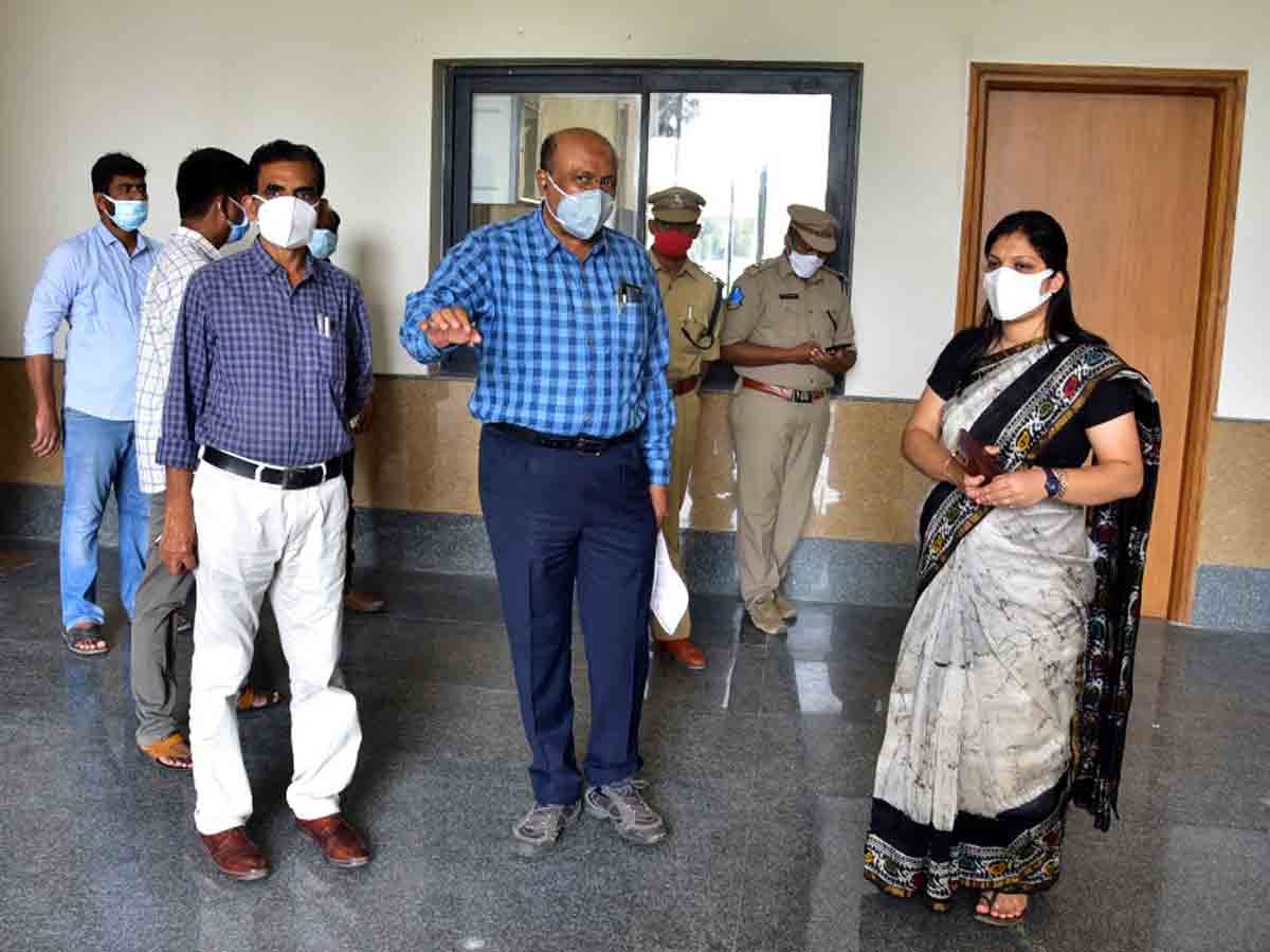 Bhuvanagiri : సమీకృత కలెక్టర్‌ కార్యాలయ భవనాన్ని పరిశీలించిన కలెక్టర్‌