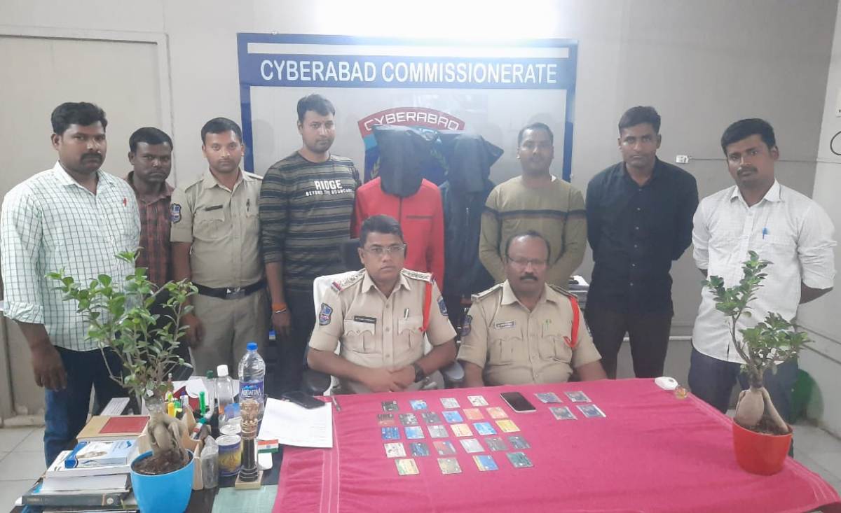 ATM cards | ఏటీయం కార్డులు మార్చి మోసం చేస్తున్న ముఠా అరెస్ట్