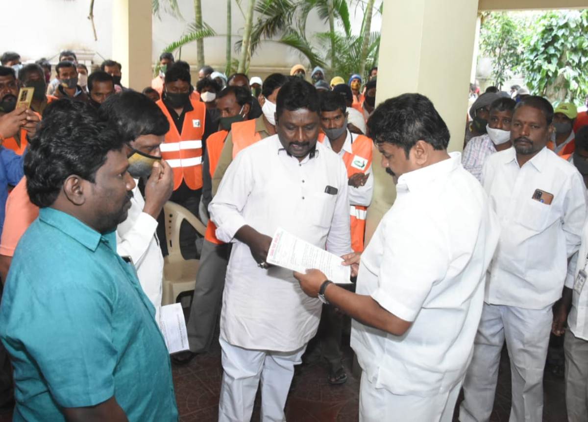 Talsani Srinivas Yadav | మంత్రి తలసాని శ్రీనివాస్ యాదవ్‌కు ట్రెడ్‌ యూనియన్‌ సెల్‌ నాయకుల వినతి పత్రం