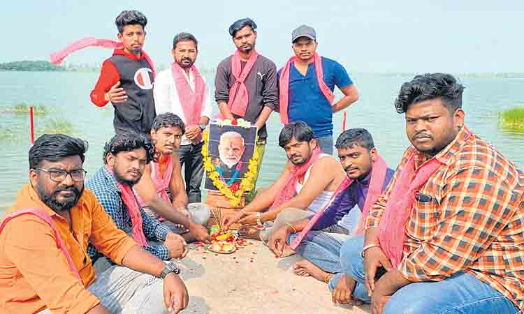 మోదీ చిత్రపటానికి పిండ ప్రదానం