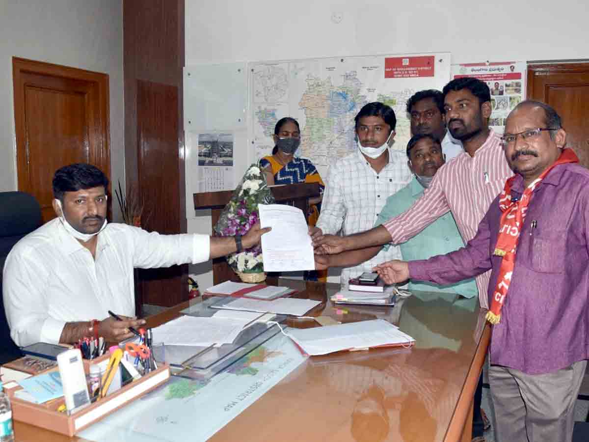 Shabad : వీఆర్‌ఏల సమస్యలు పరిష్కరించాలని కలెక్టర్‌కు వినతి