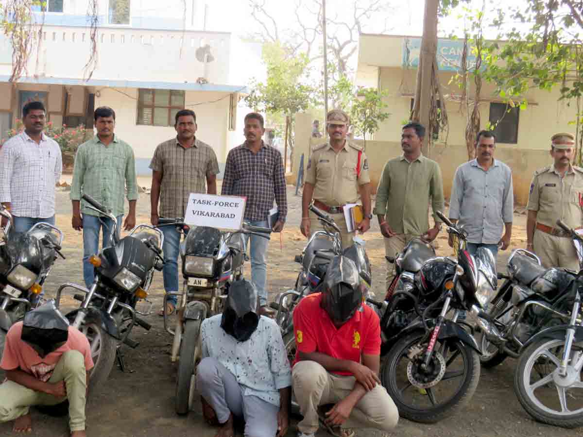 Vikarabad : పోలీసులు అదుపులో.. ద్విచక్ర వాహనాల దొంగలు..