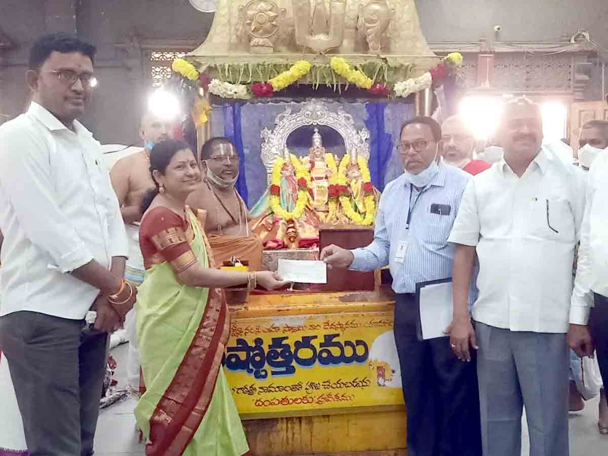 Yadadri temple : స్వర్ణతాపడానికి రూ. 11లక్షల విరాళం..