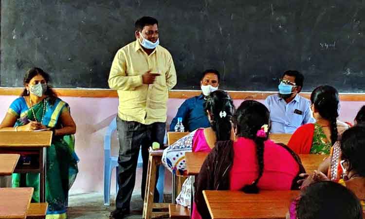 విద్యార్థులపై అధ్యాపకులు దృష్టి పెట్టాలి : డీఐఈవో