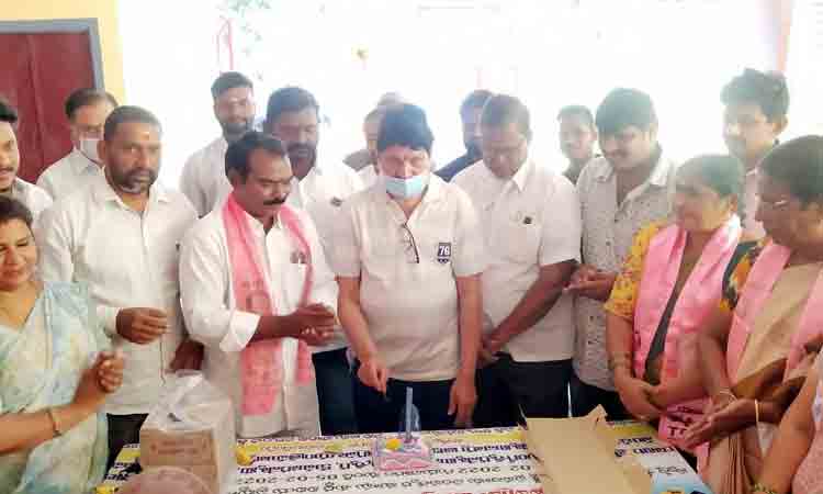 అంబరాన్నంటిన కేసీఆర్‌ జన్మదిన వేడుకలు