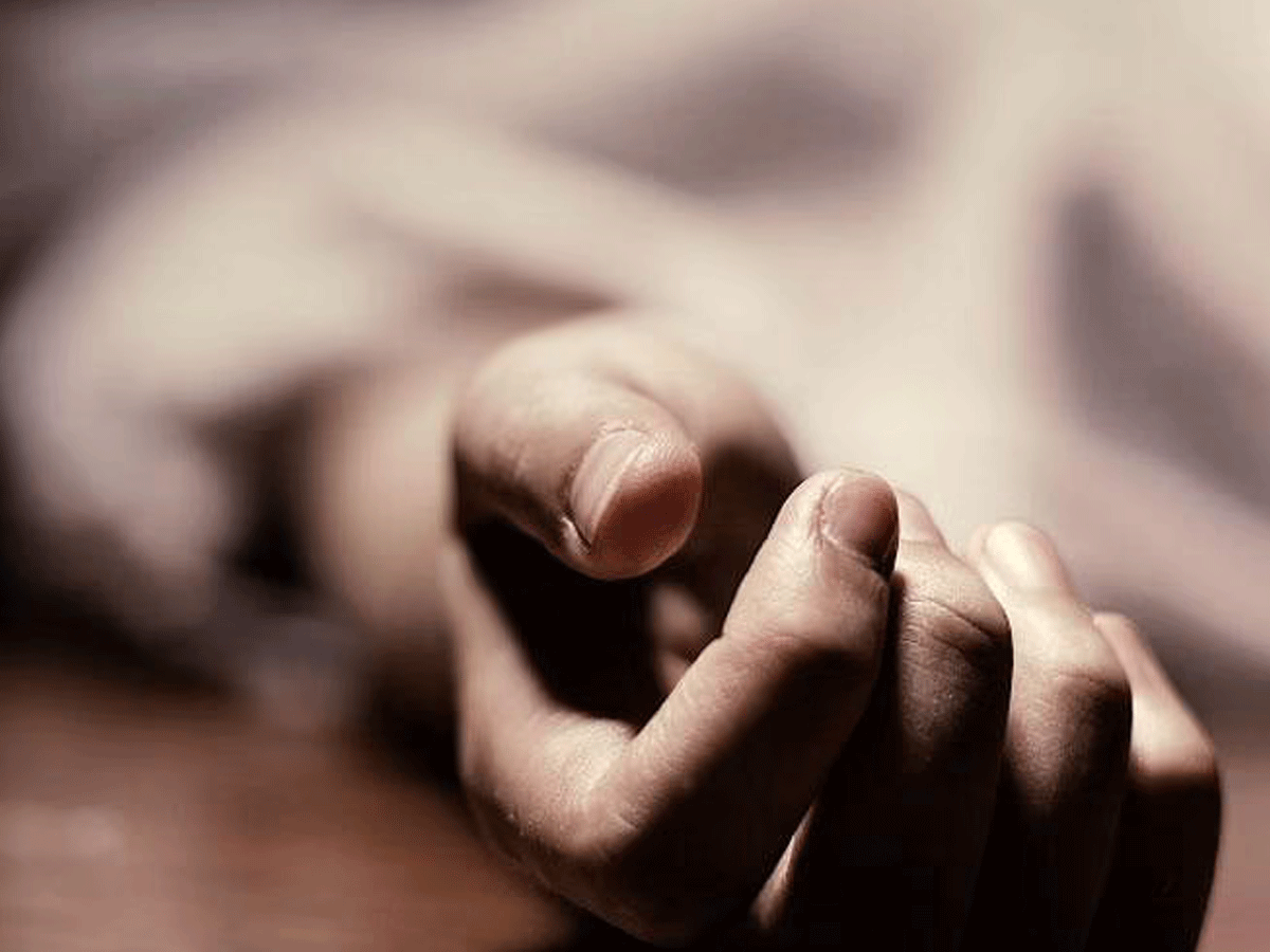 కృష్ణా జిల్లాలో విషాదం.. చేనేత కుటుంబం ఆత్మహత్య