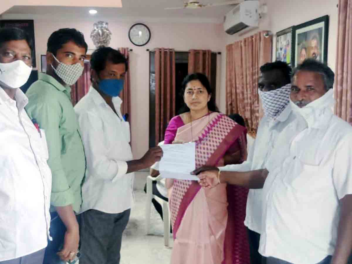 Crime : అపత్కాలంలో దేవుడిలా ఆదుకున్నారు…