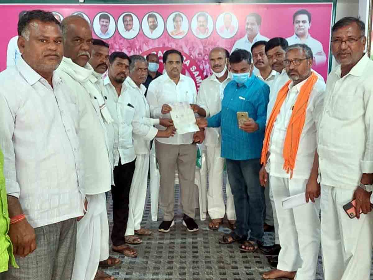 CMRF : బాధితులకు సీఎంఆర్‌ఎఫ్‌ చెక్కుల పంపిణీ..