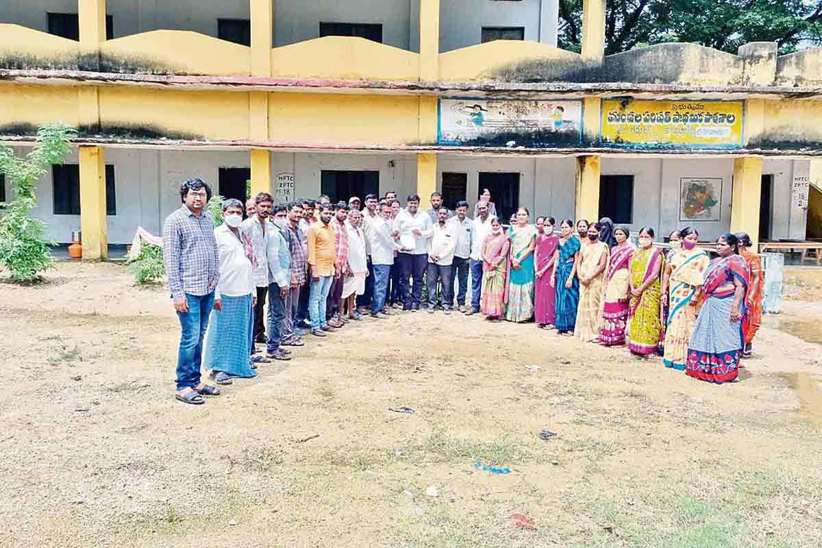 ఊరు నిలిపిన బడి