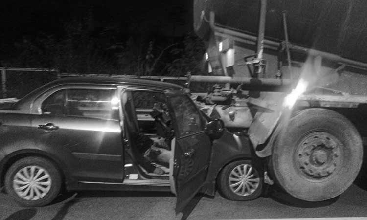 ప్రాణం తీసిన అతివేగం.. ఓఆర్‌ఆర్‌పై లారీని ఢీకొట్టిన కారు