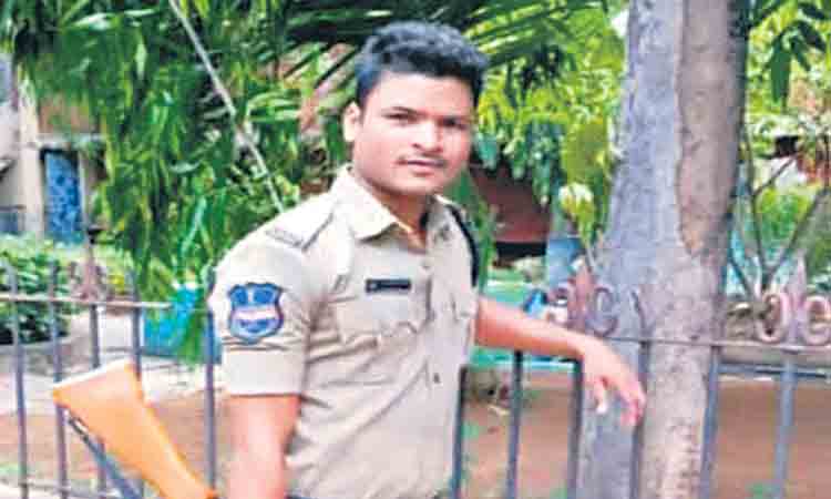 తుపాకీ మిస్‌ ఫైర్‌.. హెడ్‌కానిస్టేబుల్‌ మృతి