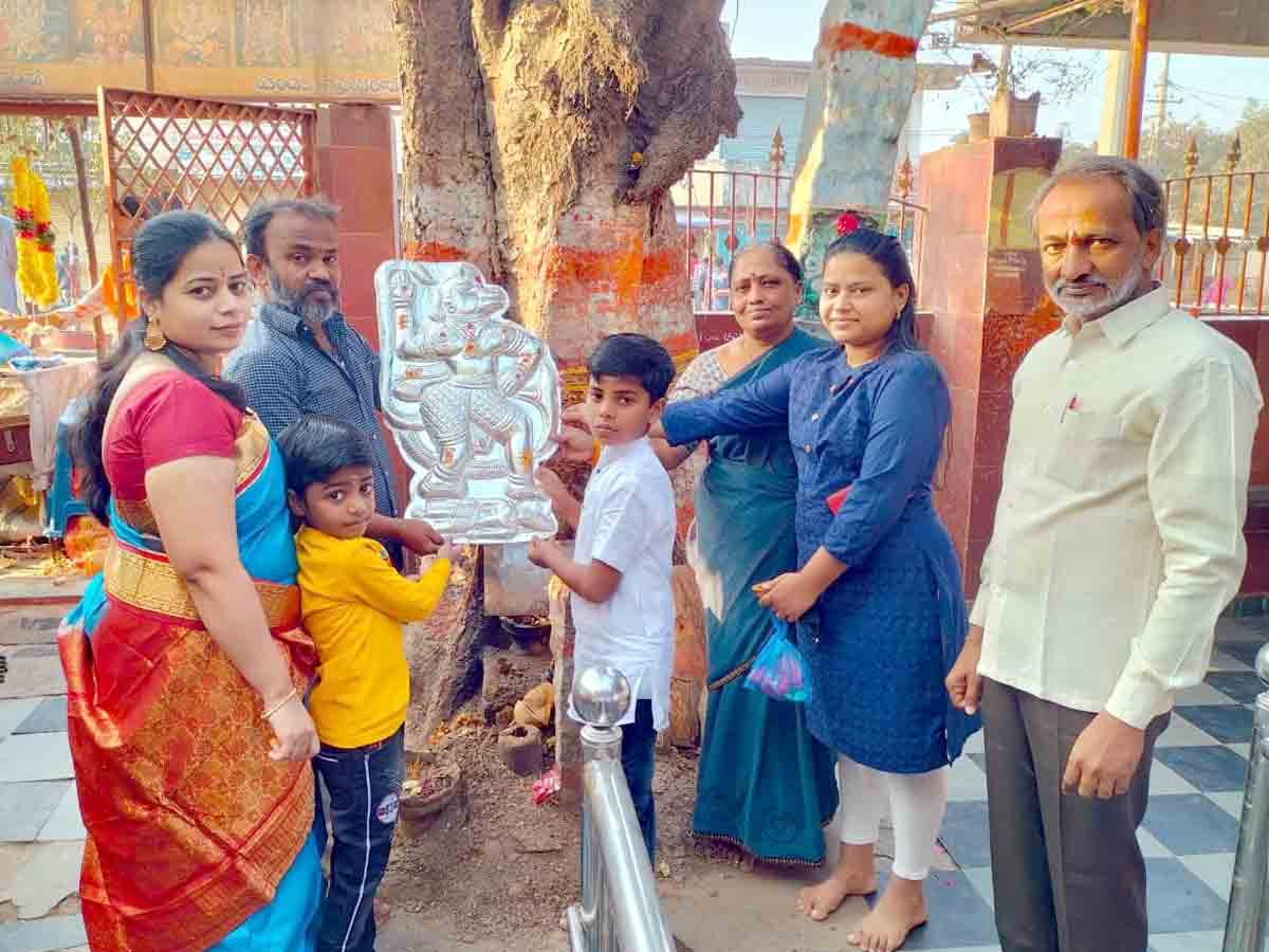 Rangareddy : వీరాహనుమాన్‌కి వెండితొడుగు బహూకరణ..