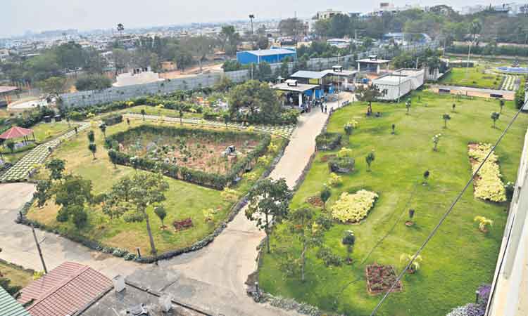 సర్వహంగులతో చివరి మజిలీ..