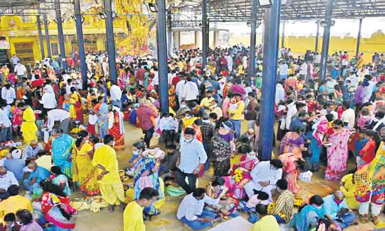 భక్తులతో కిక్కిరిసిన కొమురవెల్లి