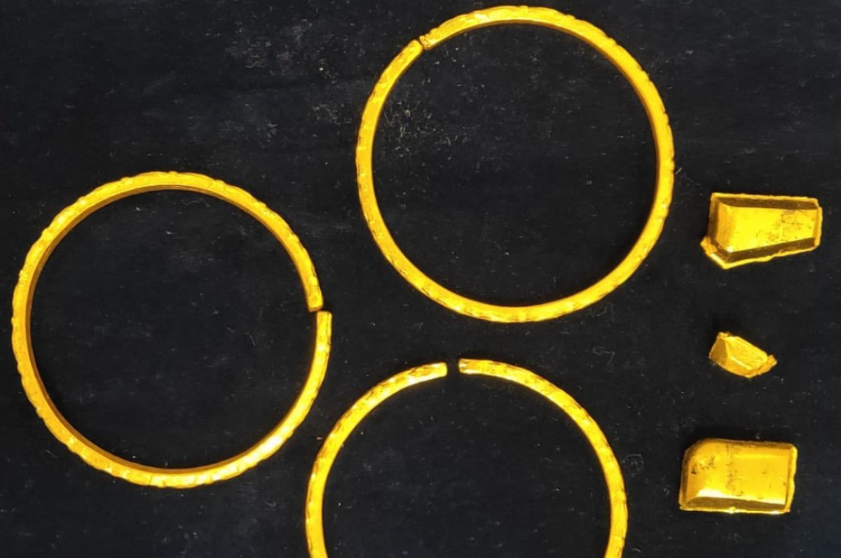 Seizure of gold | ఎయిర్పోర్ట్లో బంగారం స్వాధీనం