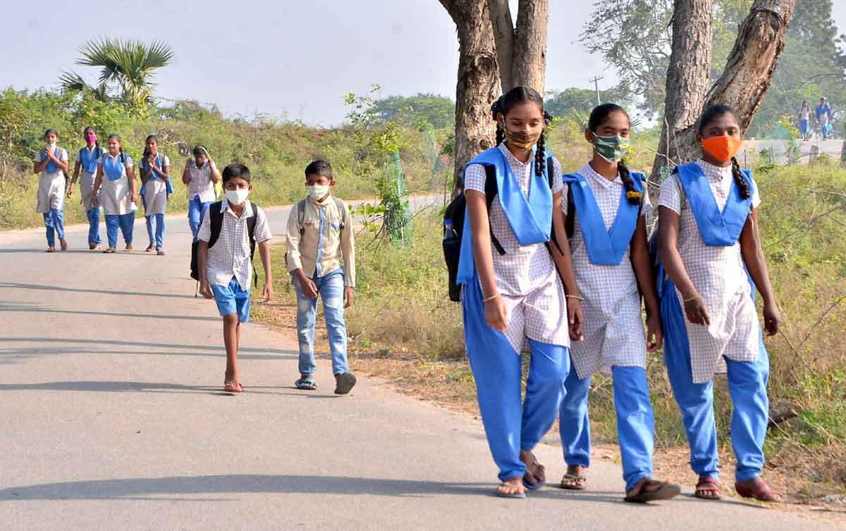 మాస్కులు ధరించి.. భౌతిక దూరం పాటించి..