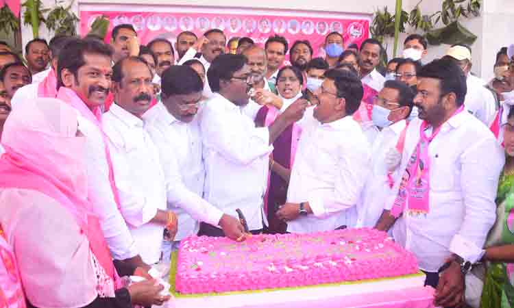 ప్రగతి ప్రదాతకు ప్రేమతో..ఉమ్మడి జిల్లాలో సీఎం కేసీఆర్‌ జన్మదిన వేడుకలు