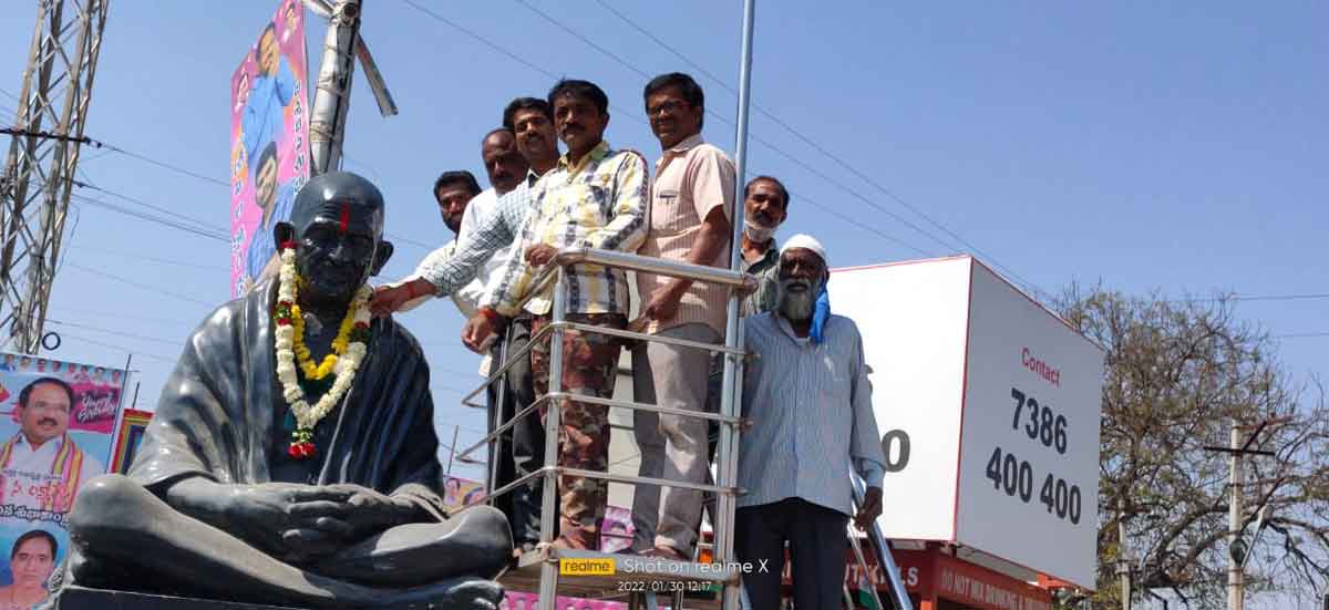 మహనీయులను ఆదర్శంగా తీసుకోవాలి