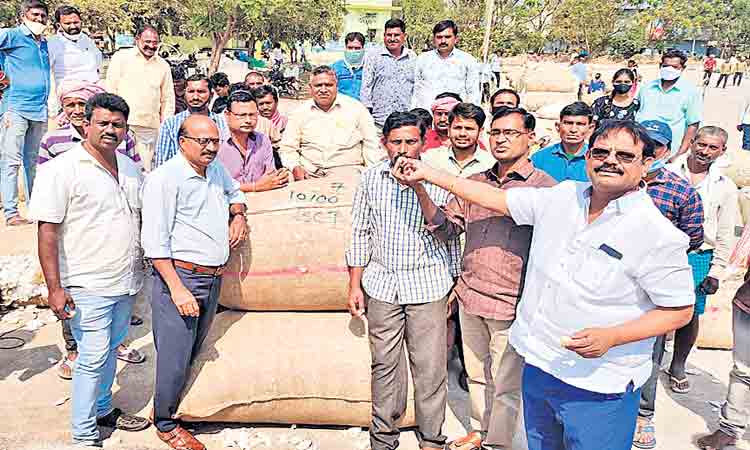 పెద్దపల్లిలో పత్తి క్వింటాల్‌ రూ.10,100