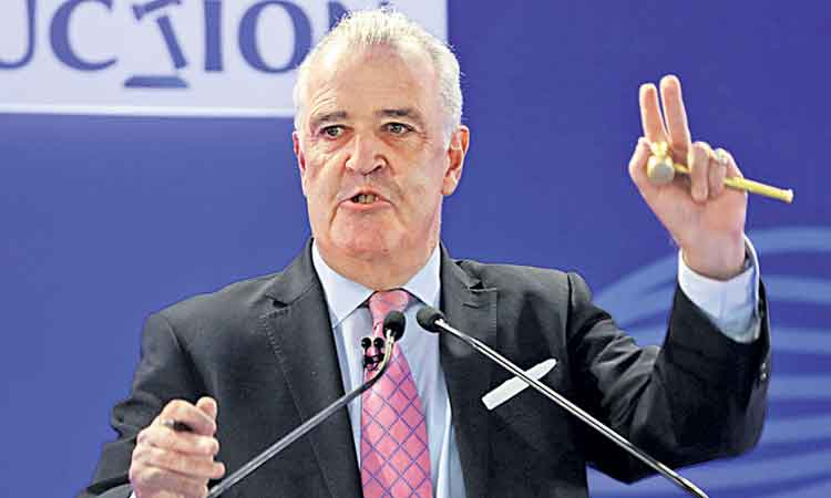 కుప్పకూలిన హ్యూ ఎడ్మెడ్స్‌