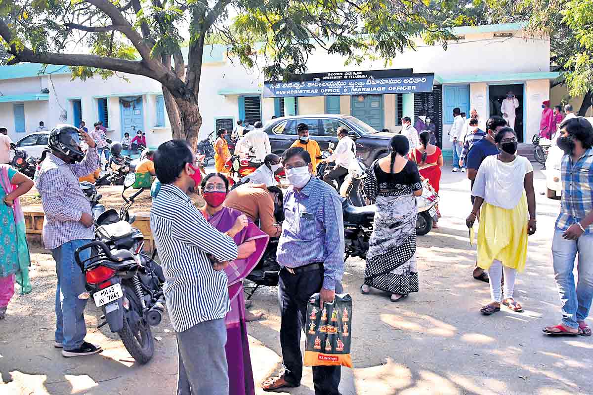 రిజిస్ట్రేషన్ల శాఖకు.. దండిగా ఆదాయం