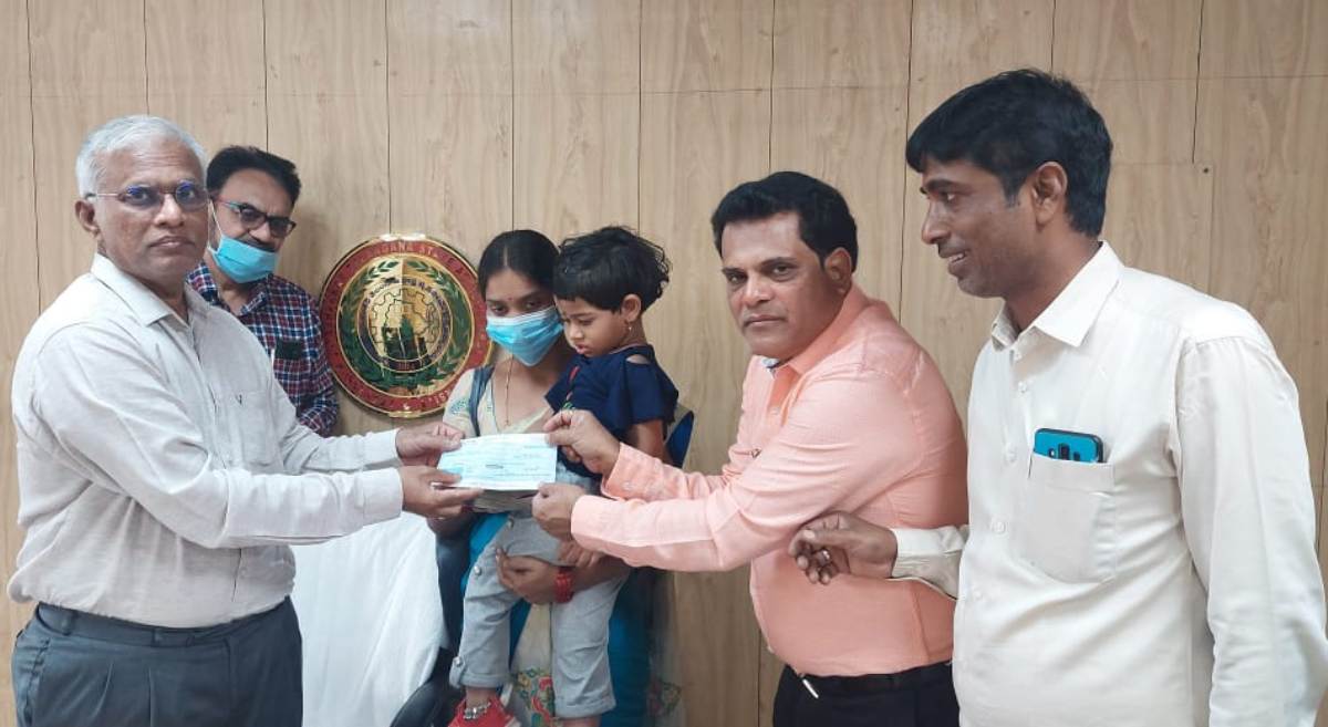 TNGO help to outsourcing employee  family | ఔట్ సోర్సింగ్ ఉద్యోగి కుటుంబానికి టీఎన్జీవో చేయూత