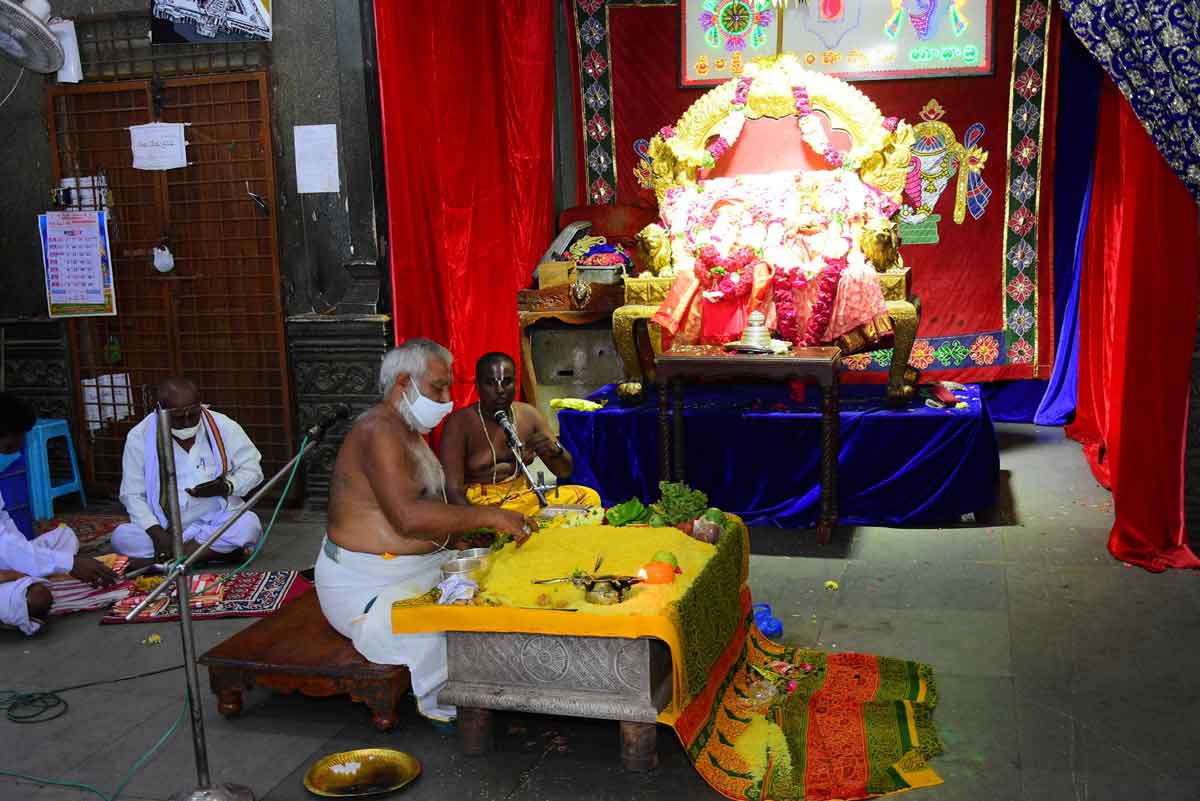 యాదాద్రిలో శాస్ర్తోక్తంగా పూజలు