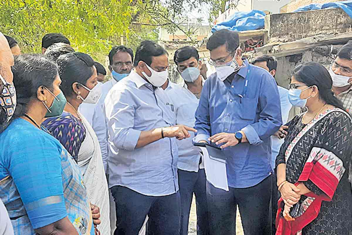 రైల్వే ట్రాక్‌ మీదుగా.. సమాంతర రోడ్డు