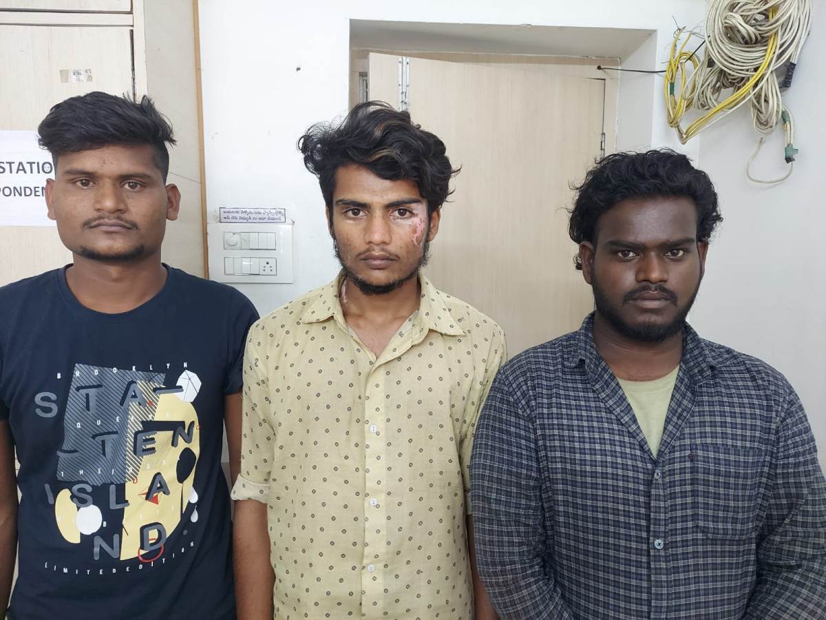 Selling marijuana | గంజాయి విక్రయిస్తున్న యువకుల అరెస్టు