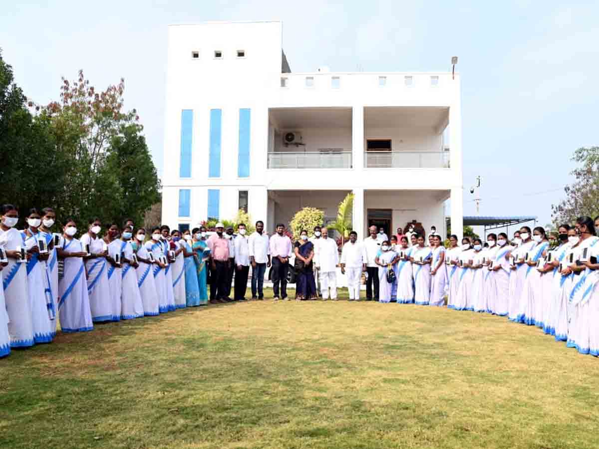 Smart Phone : ఆశ వర్కర్లకు స్మార్ట్‌ఫోన్లు.. ఎమ్మెల్యే మంచిరెడ్డి కిషన్‌రెడ్డి