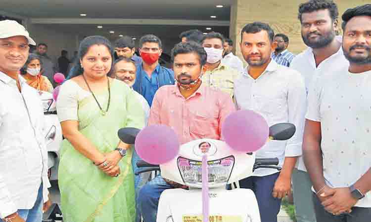 దివ్యాంగులకు ట్రైస్కూటర్ల పంపిణీ