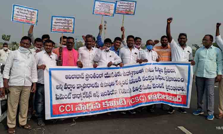 సీసీఐ ధర్నాకు తరలిన నేతలు