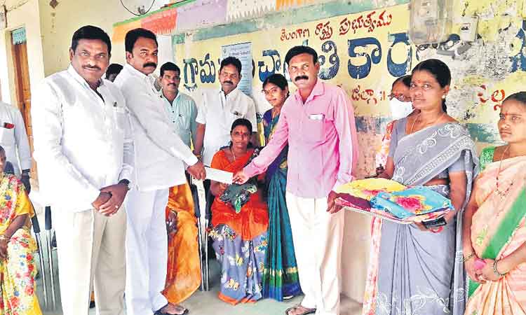 చీరపెట్టి.. కల్యాణ కానుక అందజేసి