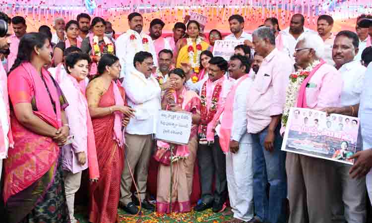 కేంద్రం మెడలు వంచైనా ఉక్కు ఫ్యాక్టరీ సాధిస్తాం..