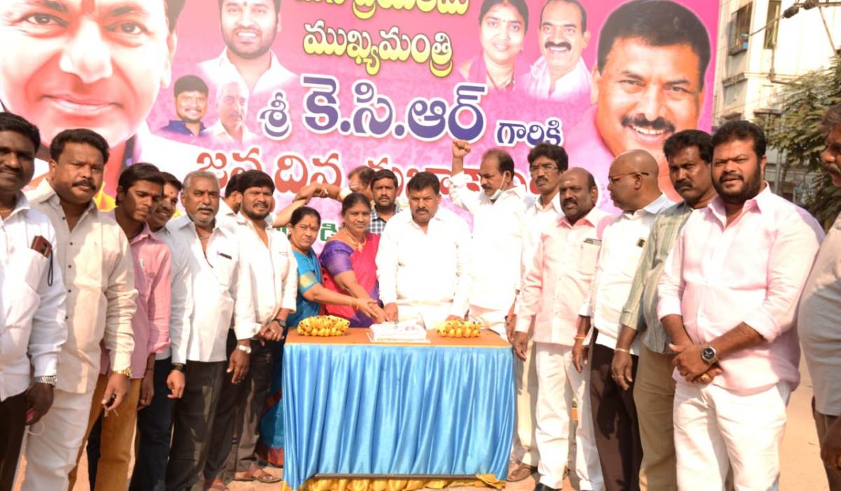 CM KCR birthday | ఘ‌నంగా సీఎం కేసీఆర్‌ జన్మదినం.. చీరల పంపిణీ