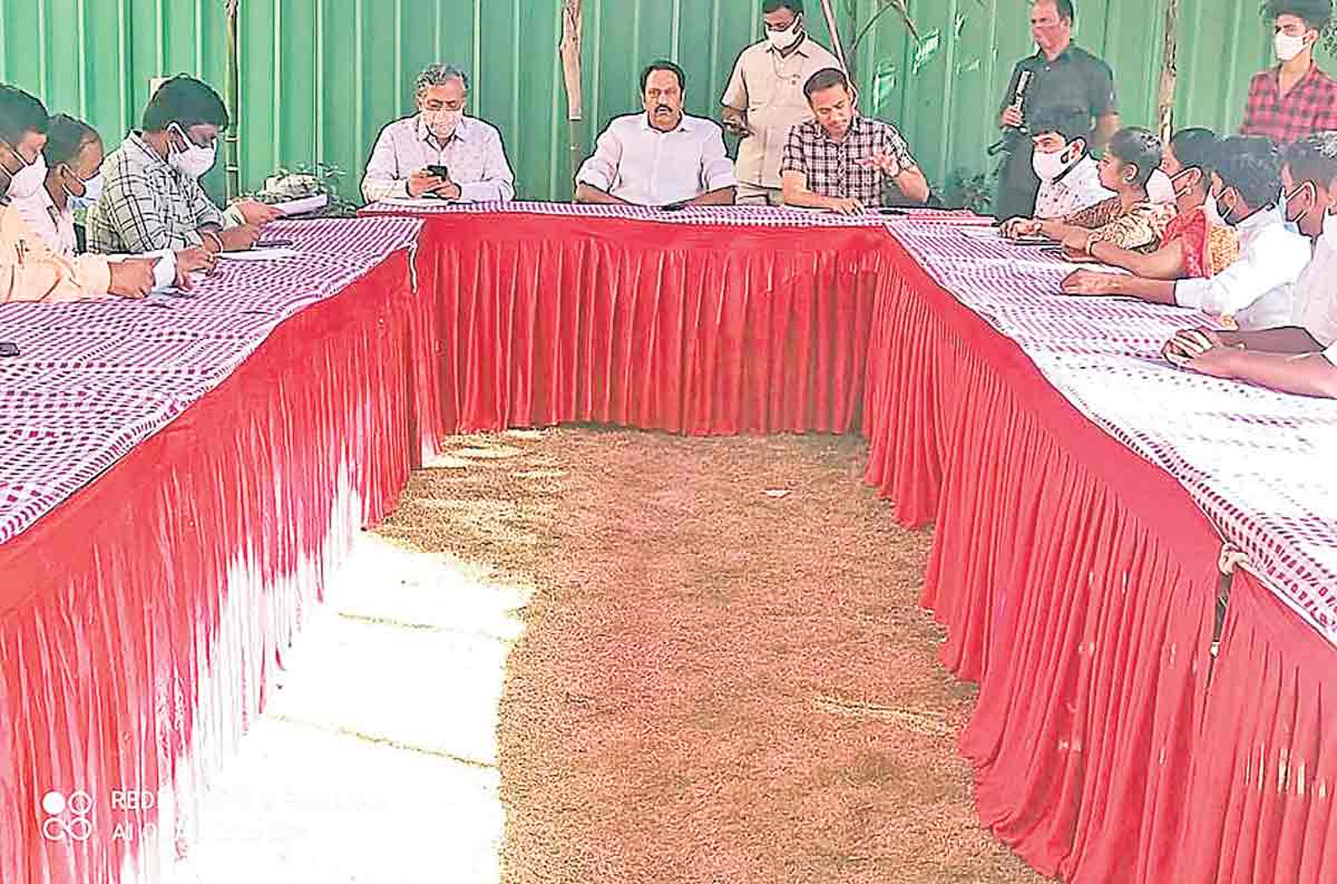 అభివృద్ధి పనుల్లో వేగం పెంచాలి