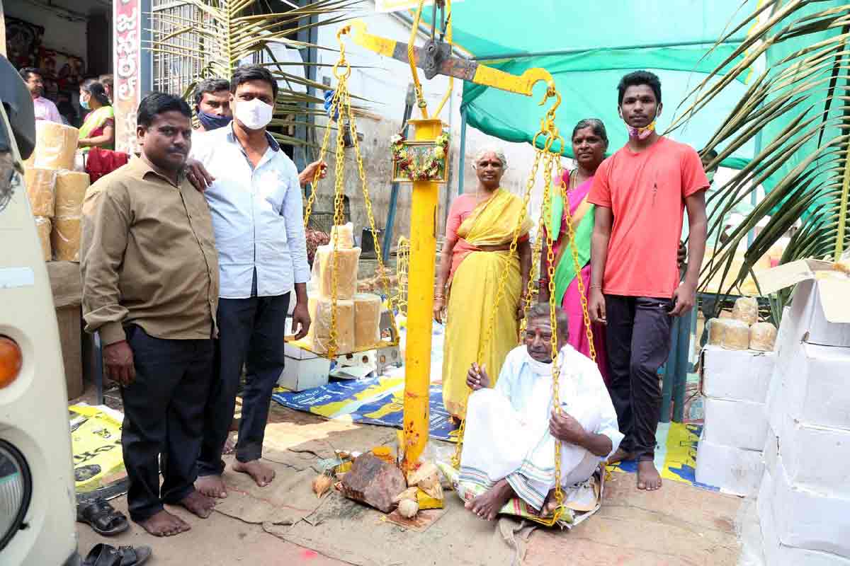 వన దేవతలకు నిలువెత్తు బంగారం